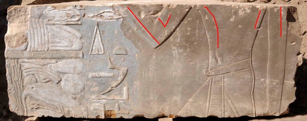 Représentation féminine de la reine Hatchepsout, soulignée par les lignes rouges (German Archaeological Institute)