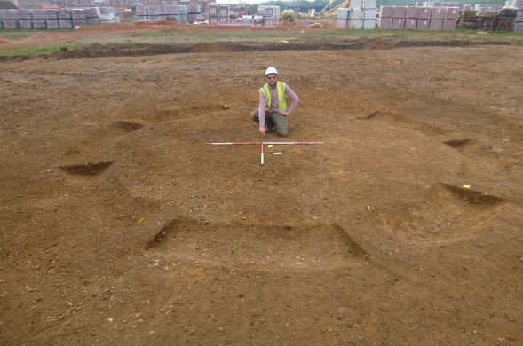 L'un des fossés en forme d'anneau découvert sur le site