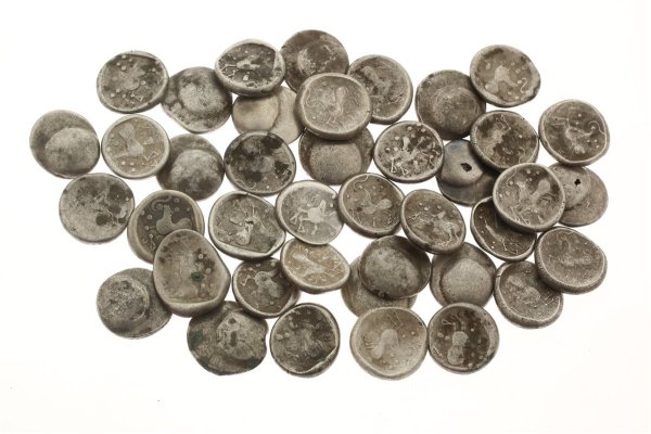 Les 40 pièces de monnaie celtiques. Crédit : Karol Pieta, Académie slovaque des sciences (SAV)