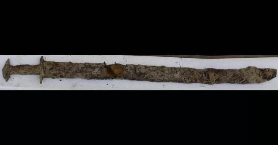 Cette épée de 1500 ans est antérieure aux Vikings. Une fillette de 8 ans l'a récupérée dans un lac peu profond en Suède cet été. Crédit : Jonkoping County Museum