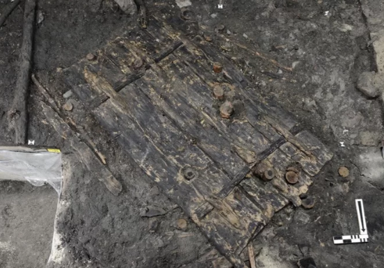 Cette porte en bois vieille de 5 000 ans a été retrouvée dans un village enfoui au bord du lac de Zurich en Suisse. Credit: Bleicher & Harb, Antiquity, doi.org/10.15184/aqy.2018.109