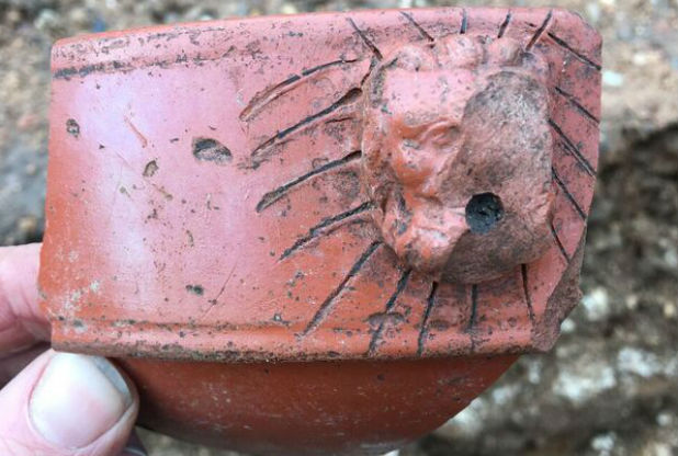 Une tête de lion provenant d'un mortier romain datant de la fin du IIe siècle de notre ère, découvert au cours de l'excavation.