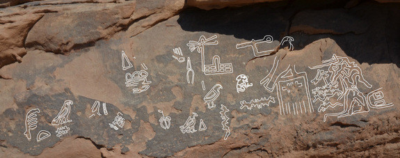 Ces gravures ont ici été laissées par une expédition minière envoyée par le pharaon "Djer" qui régna il y a environ 5,000 ans. À droite il y a une scène des gens étant frappés à mort. Credit : D. Laisney