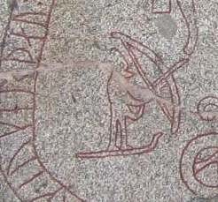 "The Böksta Runestone" est supposée dépeindre le Dieu Viking Ullr avec ses skis et son arc (Wikipedia)