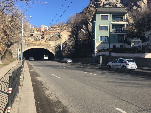 Tunnel routier sous le théâtre antique de Plovdiv. Les quartiers de luxe romains mis au jour par les archéologues de Plovdiv sont situés à gauche de la rue (à droite en cas de sortie du tunnel). Crédit: Municipalité de Plovdiv