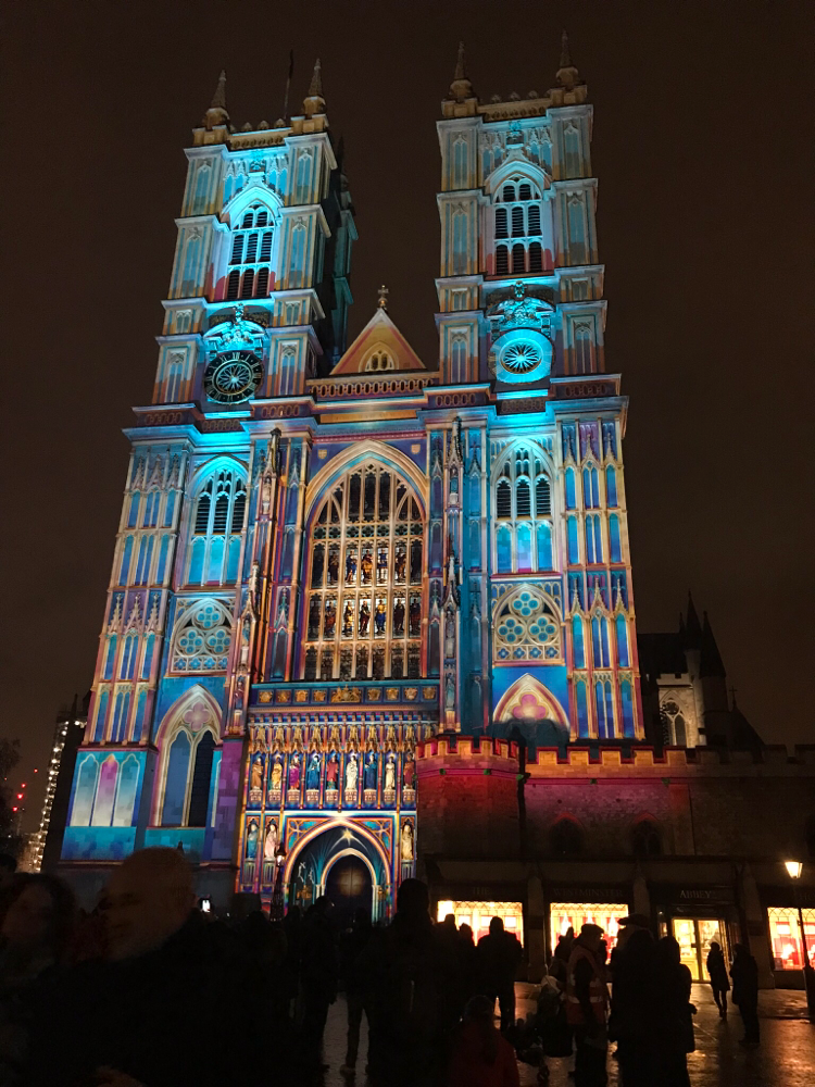 Westminster Abbey. Leider kann man ja keine Videos posten, aber die Farben haben sich immer verändert, wirklich spektakulär!