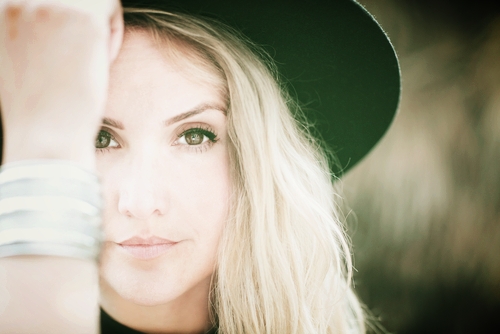 Daniela Hutter ist bloggt über Spiritualität und Alltag, verbindet Himmel und Erde, denn Erde ist wichtig und Himmel ist Essenz. Themen zu Energien der Neuen Zeit: Coaching, Seminare & Online Workshops zu Spiritualität und Engelsymbolen von Daniela Hutter