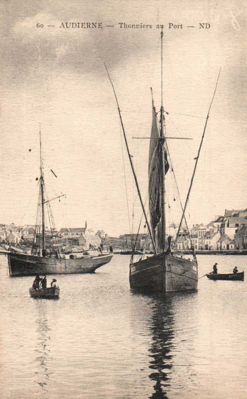 Alte Postkarte, Hafen von Audierne mit den Kais