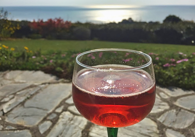 Ferienhaus Ker Armor, Plouhinec, Kir Breton auf der Terrasse am Abend, Bretagne, Bucht von Audierne