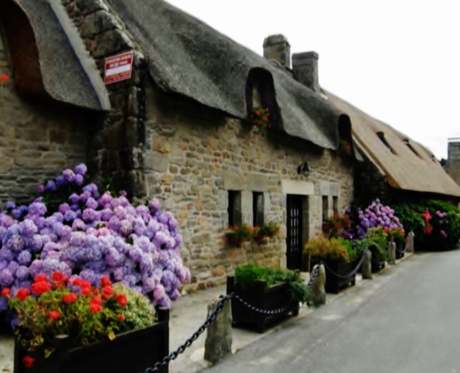 Traditionelle reetgedeckte Steinhäuser (Chaumières) im Dorf Kerascoët