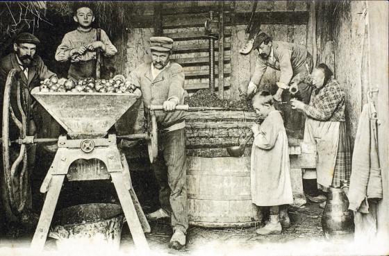 Bretonische Familie bei der Cidre Produktion, um 1900, Bild: Postkarte