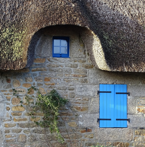 Traditionelle reetgedeckte Steinhäuser (Chaumières) im Dorf Kerascoët