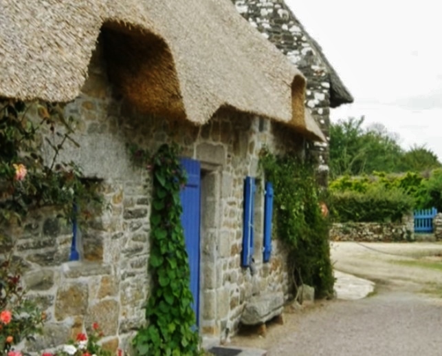 Traditionelle reetgedeckte Steinhäuser (Chaumières) im Dorf Kerascoët