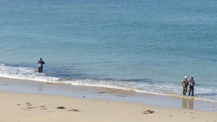 Angler am Strand von Mesperleuc, Wolfsbarsche und andere Edelfische sind reichlich vorhanden, direkt unterhalb unserer Ferienhäuser Ker Armor und Tal Ar Mor in Plouhinec in der Bucht von Audierne.