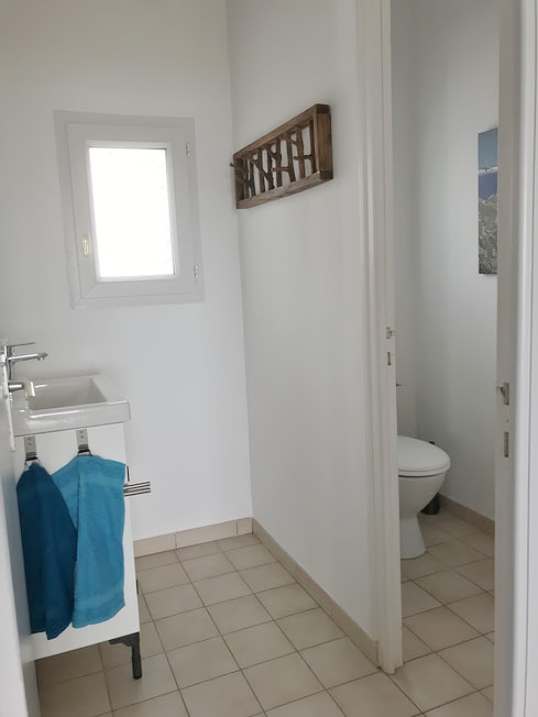 Ferienhaus Ker Armor, Plouhinec, Blick auf das separate WC im Erdgeschoss mit Handwaschbecken 