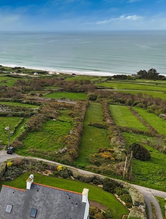 Blick auf das Dach von Ker Armor und auf den Strand von Mesperleuc und den Atlantik, der unserem Ferienhaus zu Füßen liegt.