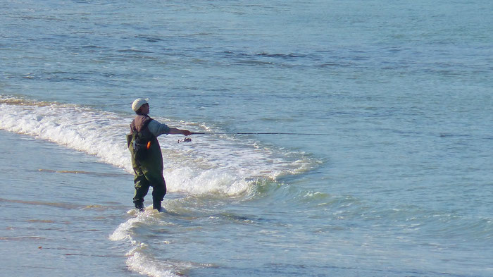 Angler am Strand von Mesperleuc, Wolfsbarsche und andere Edelfische sind reichlich vorhanden, direkt unterhalb unserer Ferienhäuser Ker Armor und Tal Ar Mor in Plouhinec in der Bucht von Audierne.