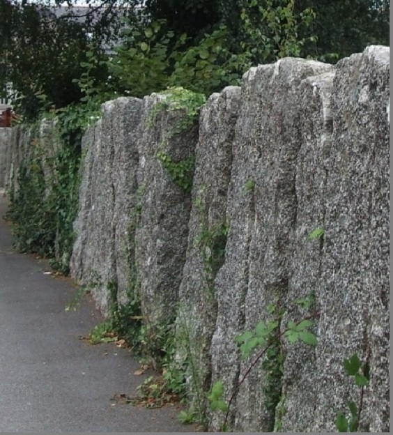 Névez, die Rue Men Zao, Mauer aus aufrechten Steinen, pierres débout