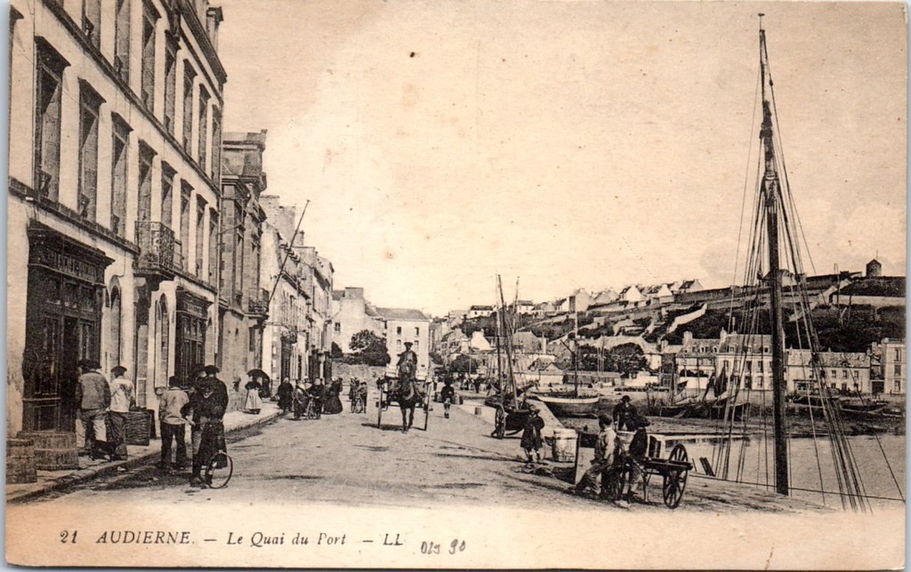 Alte Postkarte, Hafen von Audierne mit den Kais