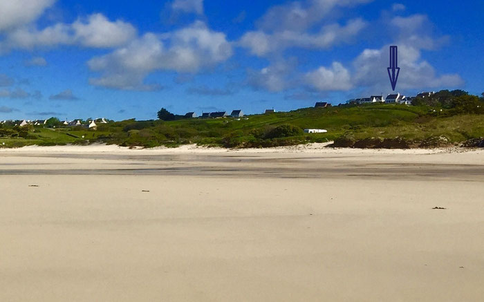 Die Traumlage unseres Ferienhauses Ker Armor in Plouhinec vom Strand von Mesperleuc aus gesehen. 