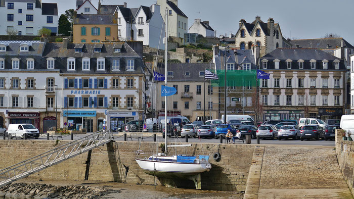 Ebbe im Hafen von Audierne, Cap Sizun, Bretagne