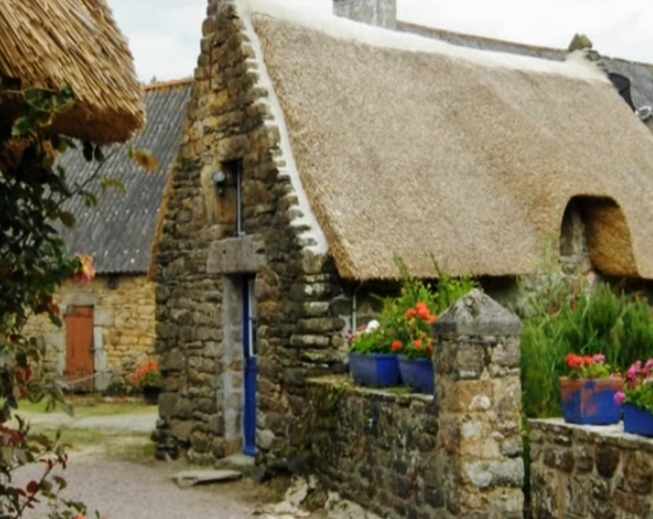 Traditionelle reetgedeckte Steinhäuser (Chaumières) im Dorf Kerascoët