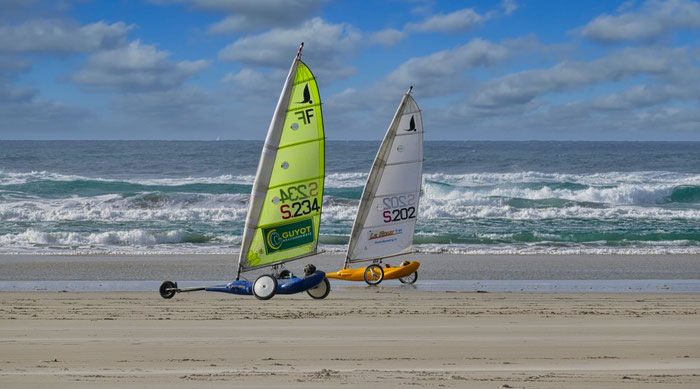 Strandsegler in der Bucht von Audierne, grenzenlose Freiheit auf zehn Kilometern Strand.