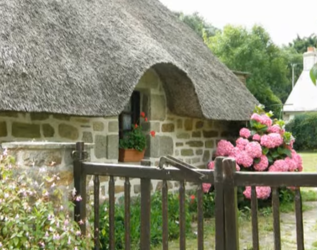 Traditionelle reetgedeckte Steinhäuser (Chaumières) im Dorf Kerascoët