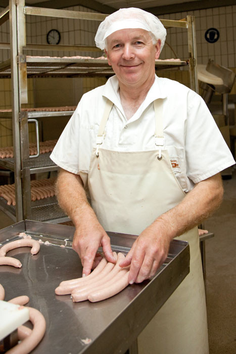 Wilfried Hüneke bei der Wurstfabrikation