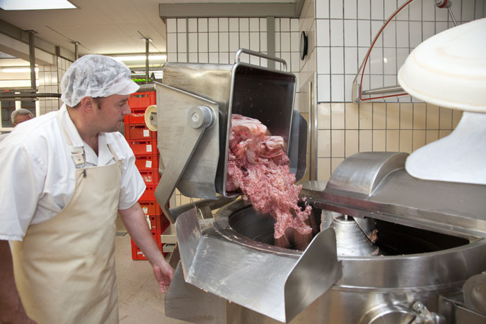 Andreas Sander bei der Brätherstellung