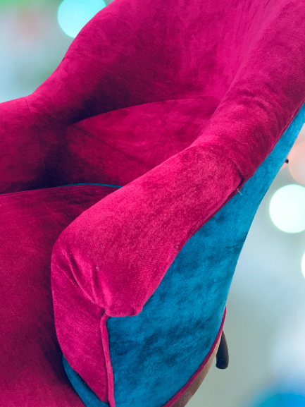 Fauteuil crapaud Style bohême chic Rose fuchsias et bleu lagon - Restauration atelier Uzès siège Valérie Ben Soussan ©Photo VBN