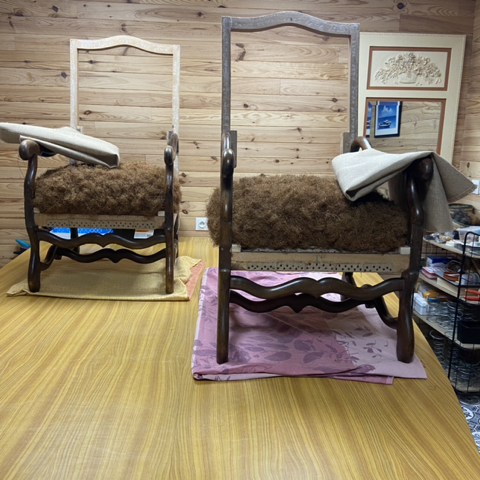 Paire de fauteuils de style Louis XIII - Restauration complète Le Garage à fauteuils en garniture traditionnelle