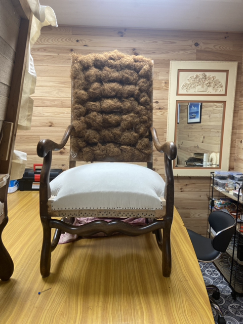 Paire de fauteuils de style Louis XIII - Restauration complète Le Garage à fauteuils en garniture traditionnelle