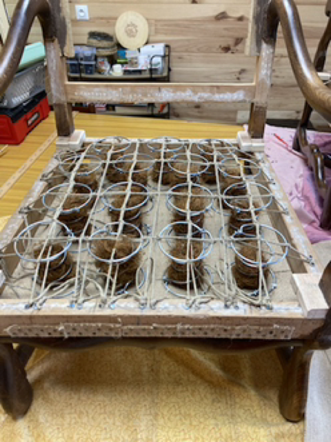 Paire de fauteuils de style Louis XIII - Restauration complète Le Garage à fauteuils en garniture traditionnelle