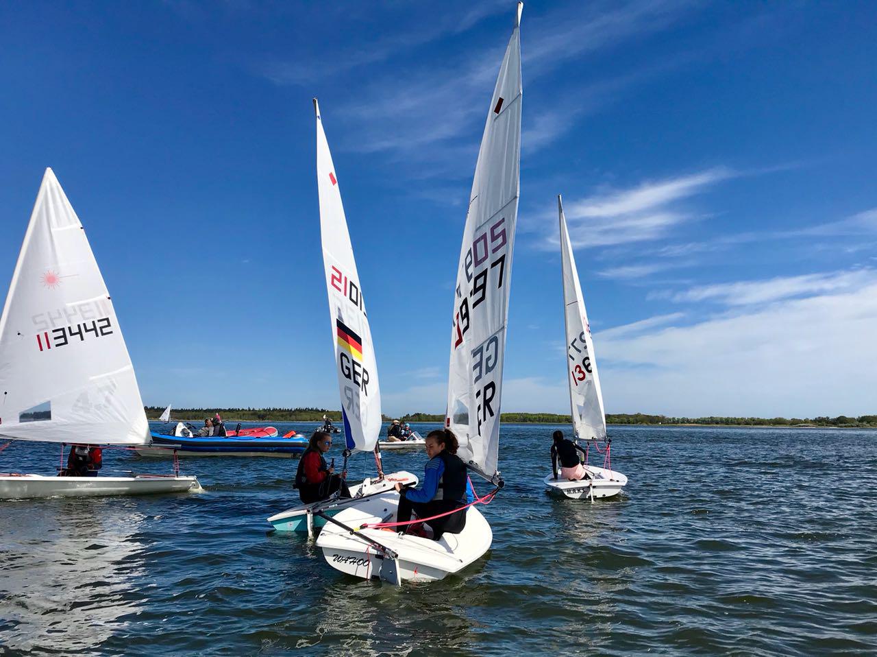 Boddenpokal Greifswald: Else Schiffter, Svenja Kruse und Kim Nowack warten auf den nächsten Start