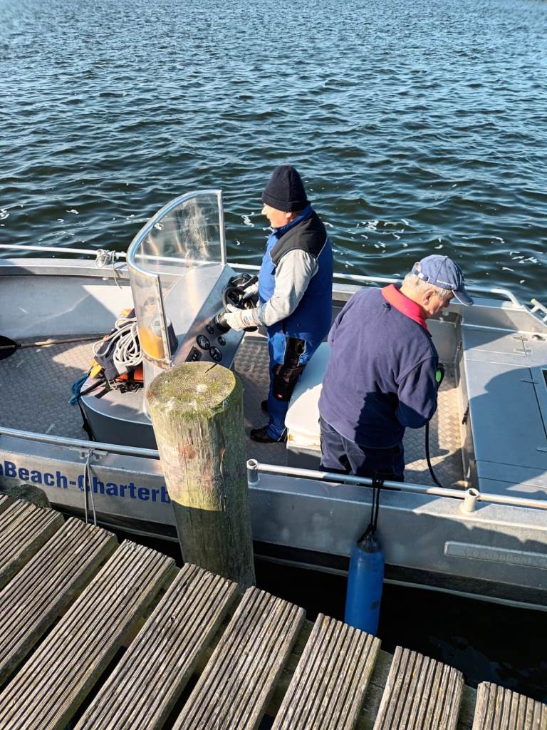 Alu-Boot wird von Volker und Reiner klar gemacht