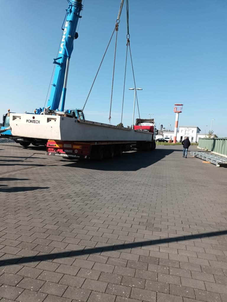 Das erste Element schwebt vom LKW