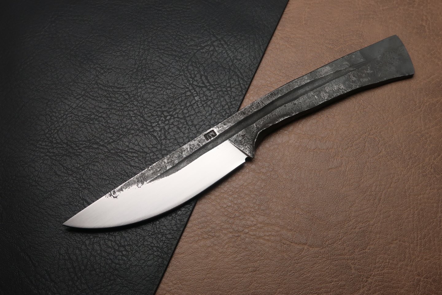 Couteau brut de forge integral forgé a la main