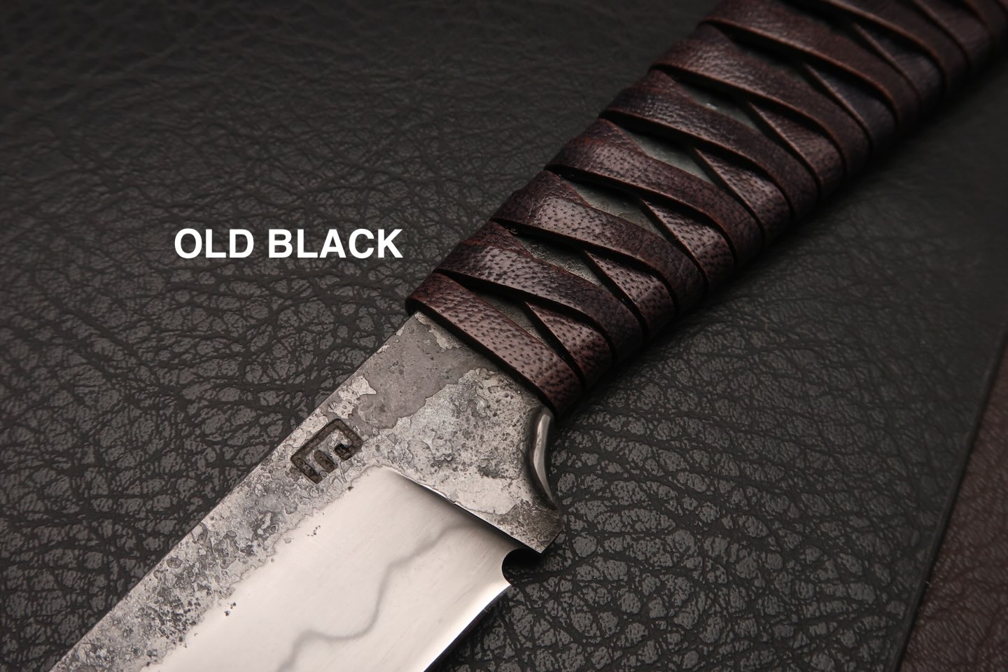 couteau avec un manche en cuir tresse noir