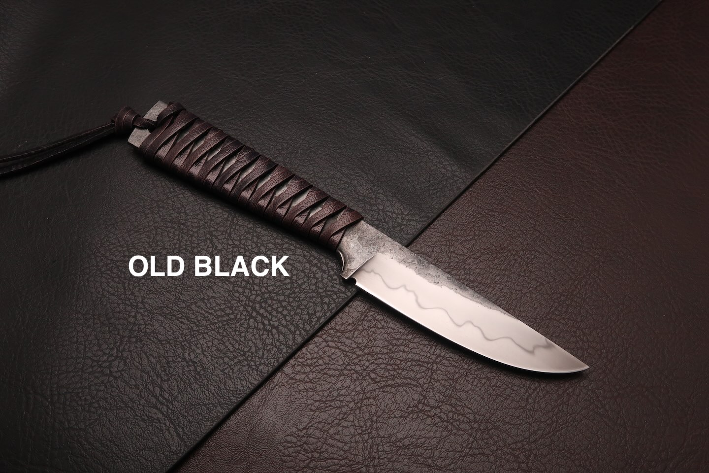 couteau avec un manche en cuir tresse noir