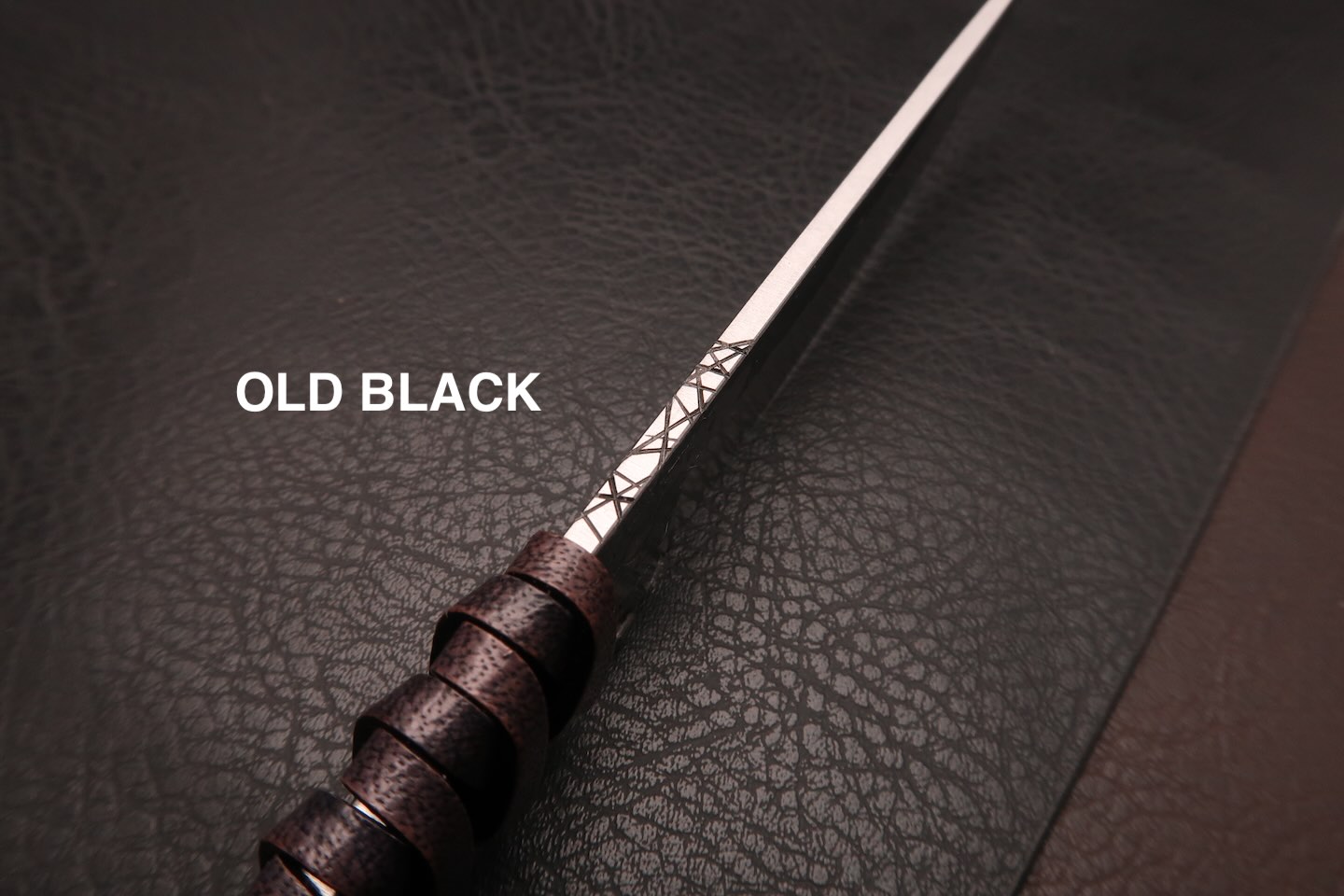 couteau avec un manche en cuir tresse noir