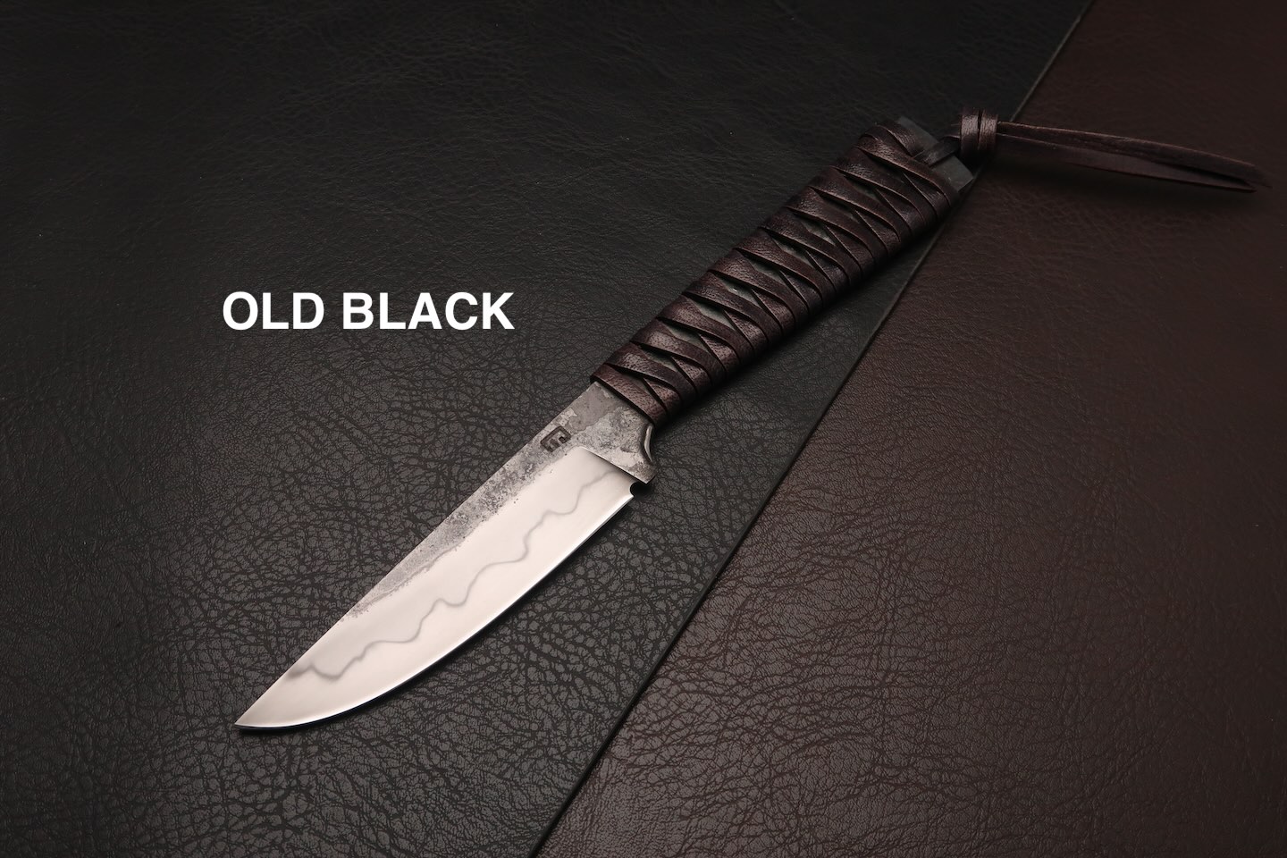 couteau avec un manche en cuir tresse noir