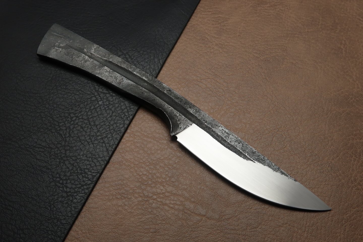 Couteau brut de forge integral forgé a la main