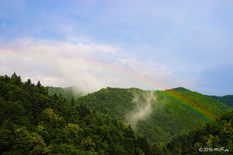 山にかかる虹