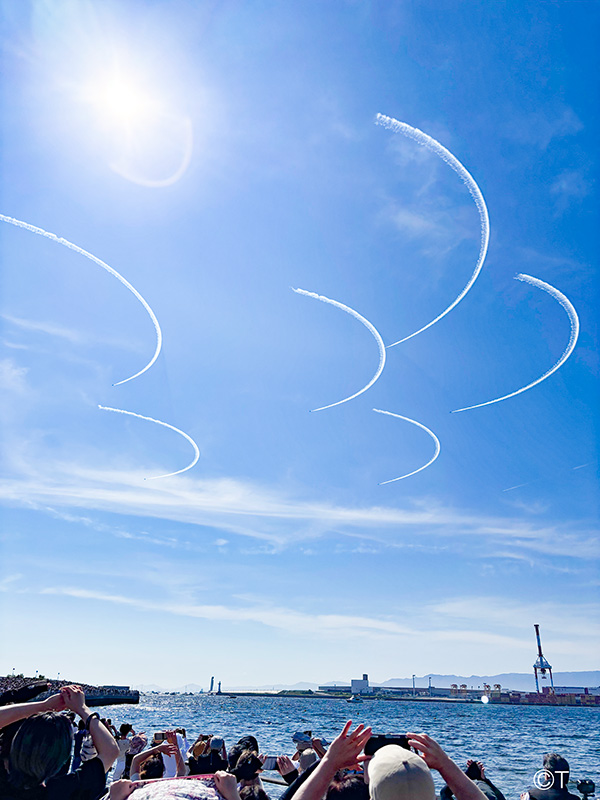 ６機で円を描くブルーインパルス（描きかけ）