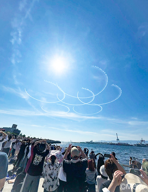 ６機で円を描くブルーインパルス