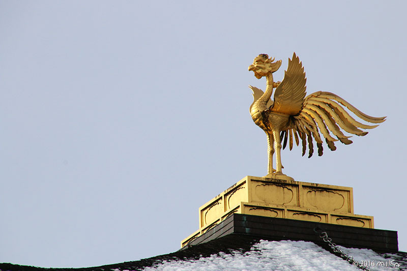 金閣寺舎利殿の屋根の鳳凰（雪の日）