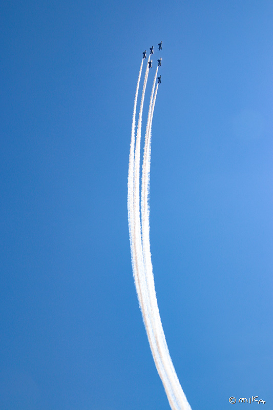 勢いよく舞い上がるブルーインパルス①