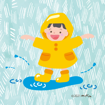 水たまりで遊ぶ子①