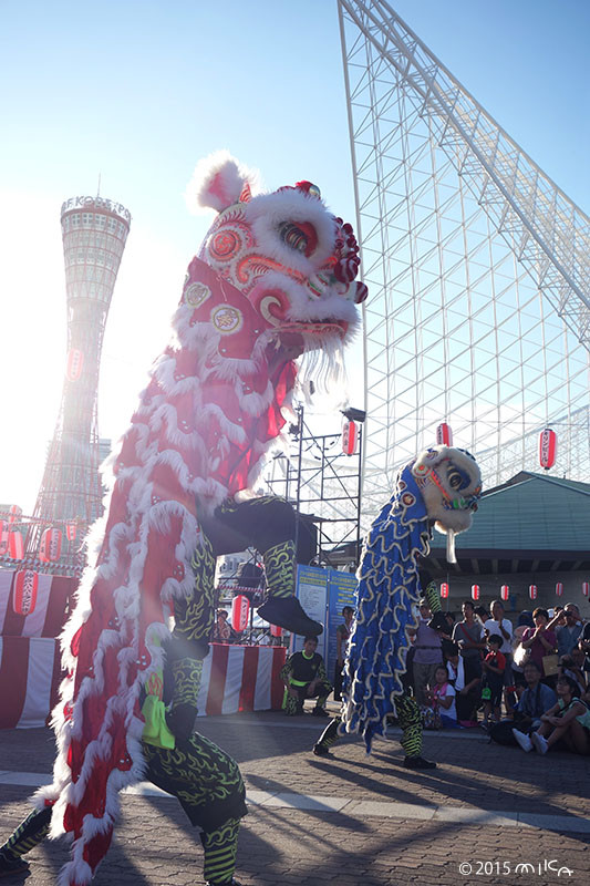 中国獅子舞（ロンロン赤と青）こうべ海の盆踊り（2015年8月23日）より